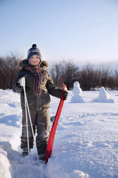 Porträtt Glad Pojke Med Skidor Vinter Utomhus — Stockfoto