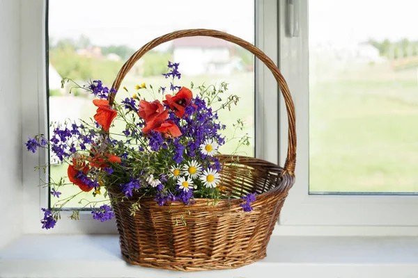 Boeket Van Wilde Bloemen Mand Venster — Stockfoto