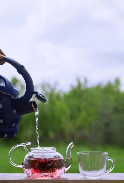 Wasserkocher Mit Kochendem Wasser Und Glasbecher Freien — Stockfoto