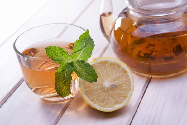 Tasse Tee Und Glas Teekanne Auf Holztisch — Stockfoto