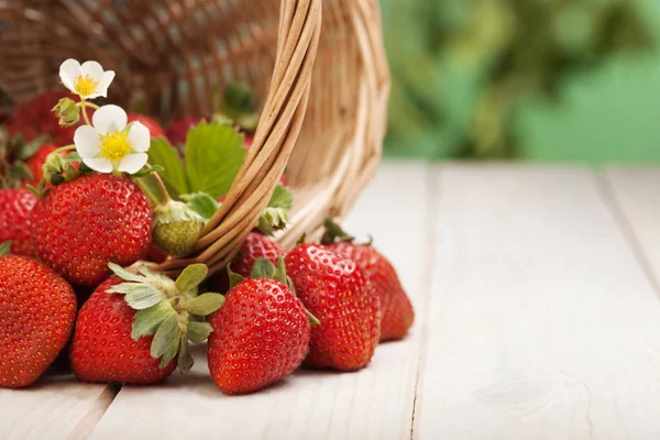 Korb Mit Roten Erdbeeren Auf Weißem Tisch — Stockfoto