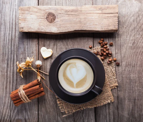 Kopje Cappuccino Houten Tafel Met Droge Bloemen Kaneel — Stockfoto