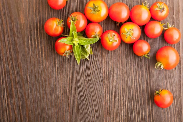 Vue Dessus Des Tomates Avec Basilic Sur Table Bois — Photo