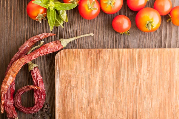 Kryddor Och Grönsaker För Matlagning Träbord — Stockfoto