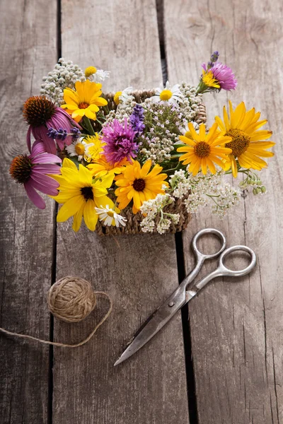 Buket Çiçegi Ahşap Masa Için Makaslar — Stok fotoğraf