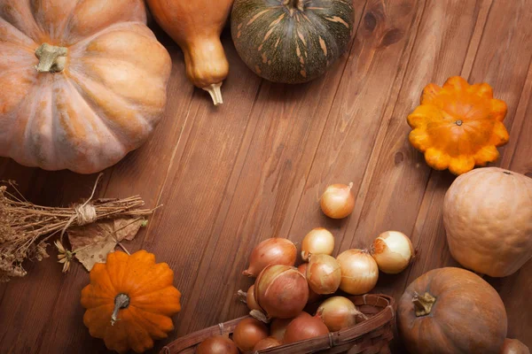 Calabazas Otoño Frutas Verduras Sobre Mesa Madera —  Fotos de Stock