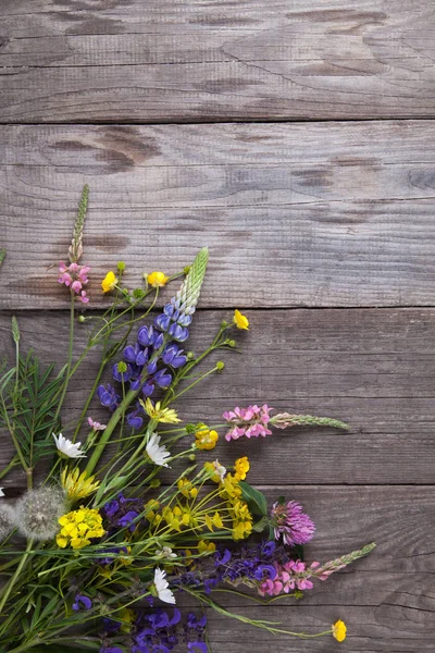 Diferentes Flores Selvagens Fundo Madeira Grunge — Fotografia de Stock