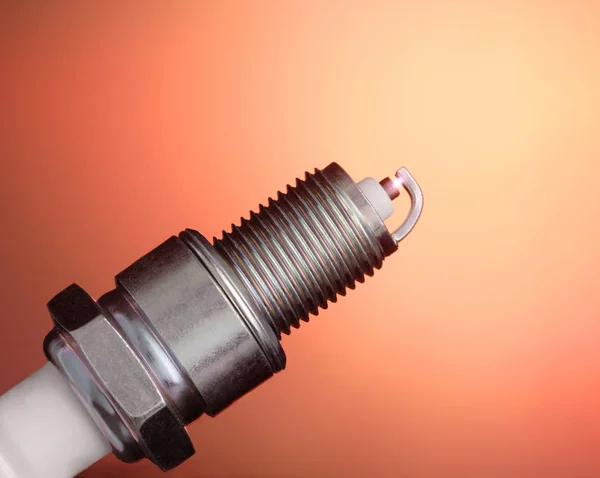 Zblízka Spark Plug Červeném Pozadí — Stock fotografie