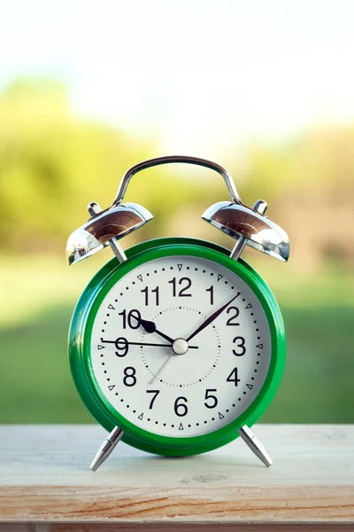 Grüne Uhr Auf Weißem Holztisch Garten — Stockfoto