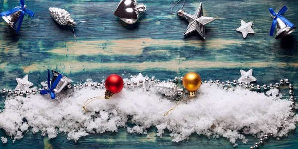 雪桌上的圣诞装饰 — 图库照片