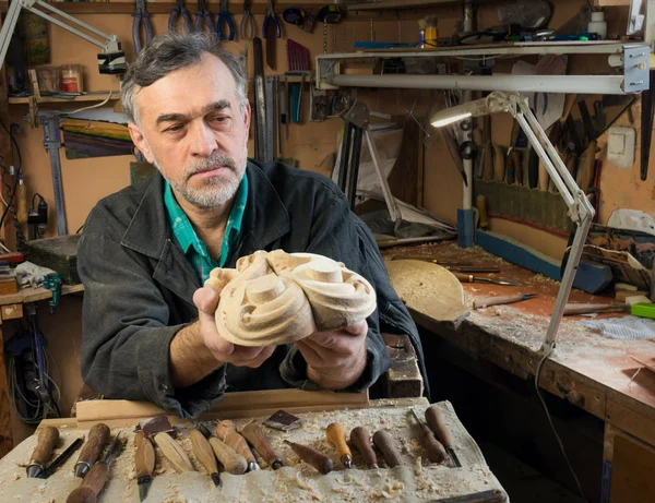 Mestre Examina Esculturas Madeira Carpinteiro Verifica Trabalho Acabado — Fotografia de Stock