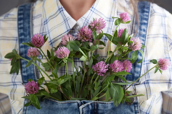 Bloeiende Klaver Vrouw Jeans Zak — Stockfoto