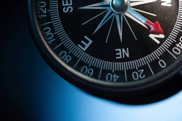 Nahaufnahme Eines Vintage Kompasses Auf Blauem Hintergrund — Stockfoto