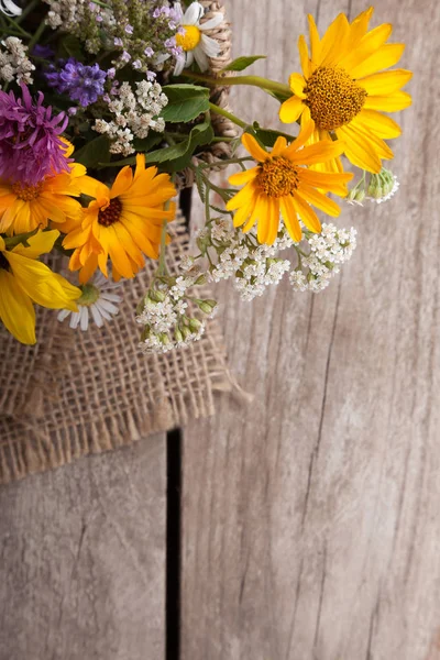 Букет Диких Цветов Винтажной Доске — стоковое фото