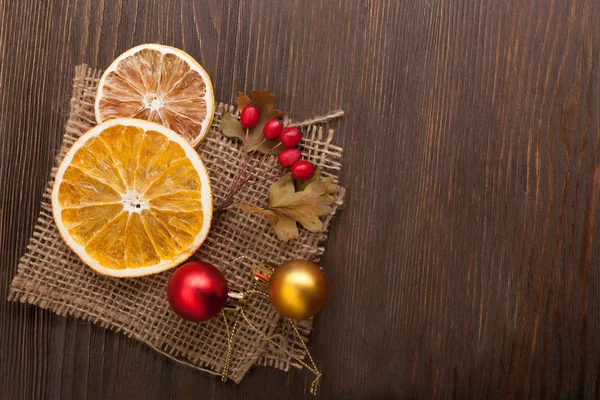 Χριστουγεννιάτικα Στολίδια Και Ξηρό Φέτες Πορτοκαλιού Ξύλινη Επιφάνεια — Φωτογραφία Αρχείου