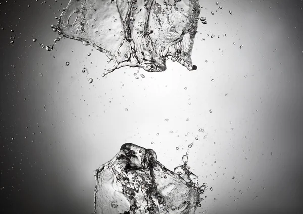 Abstrakte Wasserspritzer Auf Grauem Hintergrund — Stockfoto