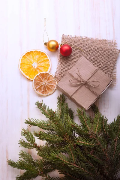 Kerstboom Met Geschenkdoos Decoraties Houten Ondergrond — Stockfoto