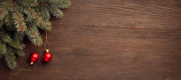 Weihnachtsbaum Und Dekoration Auf Holzgrund — Stockfoto
