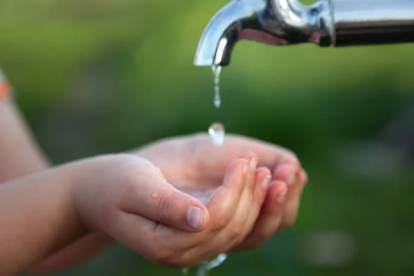 Niño Lavándose Las Manos Bajo Grifo Jardín —  Fotos de Stock