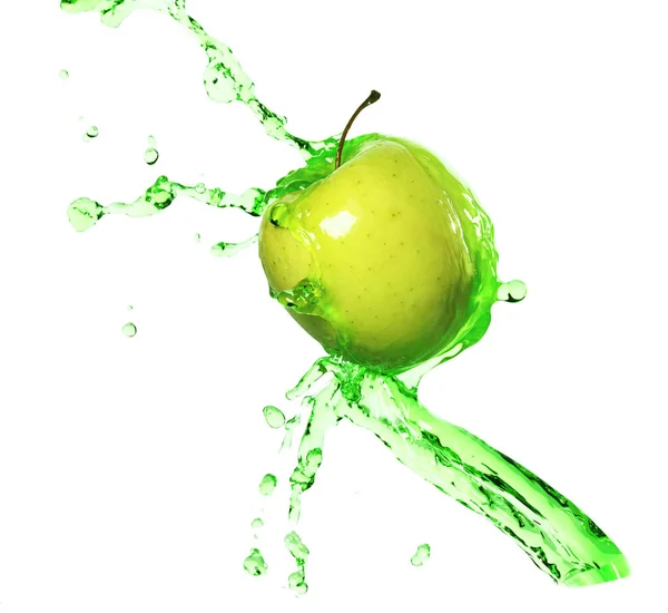 Zielone Jabłko Strumieniu Sok Białym Tle — Zdjęcie stockowe