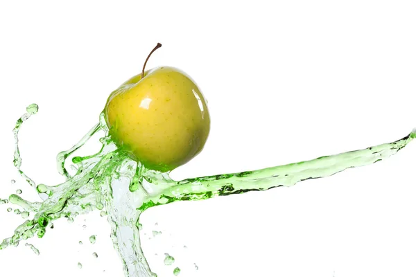Pomme Verte Dans Flux Jus Sur Fond Blanc — Photo