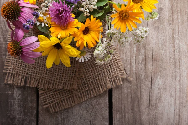 Strauß Wilder Blumen Auf Vintageblatt — Stockfoto