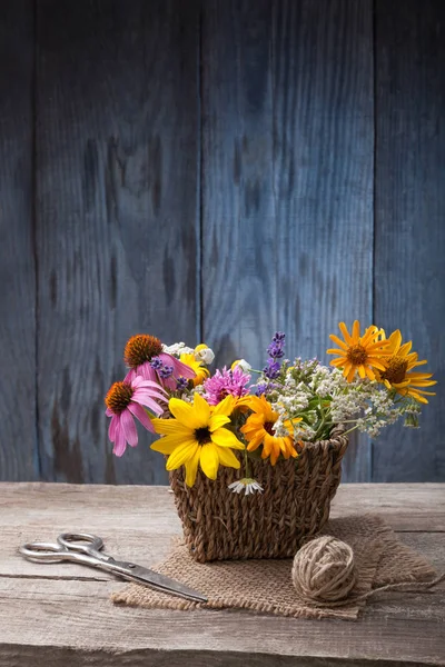 Bouquet Van Veldbloemen Schaar Vintage Bord — Stockfoto