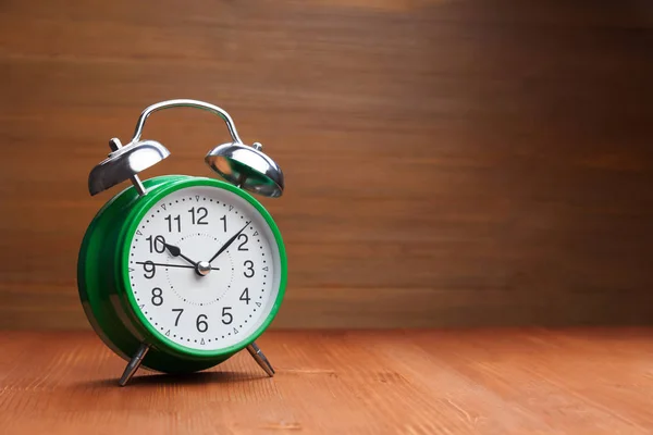 Clásico Reloj Despertador Verde Sobre Fondo Madera — Foto de Stock