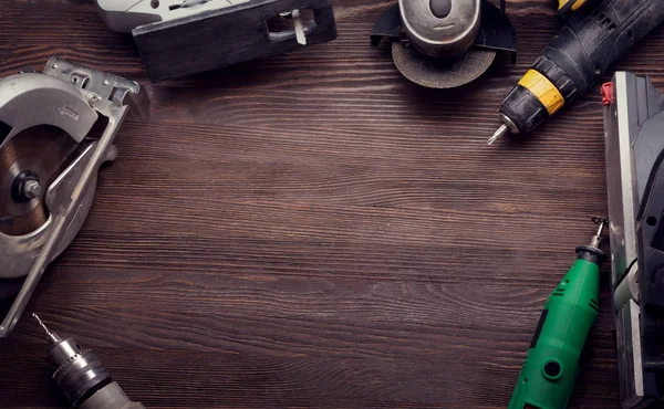 暗い木製机の上ハンド ツールのトップ ビュー — ストック写真
