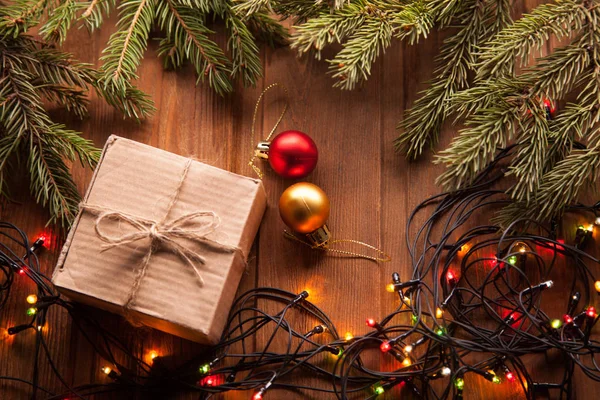 Árvore Natal Com Caixa Presente Decorações Fundo Madeira — Fotografia de Stock
