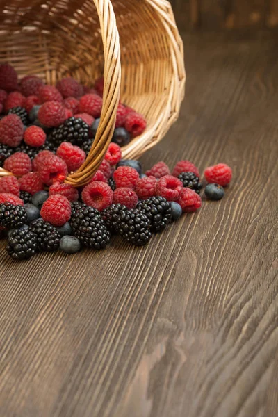 Korb Mit Bunten Beeren Auf Holztisch — Stockfoto