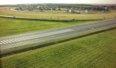 Yeşil alanlar arasında yol kavşağı havadan görünümü