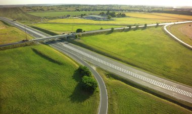 Yeşil alanlar arasında yol kavşağı havadan görünümü