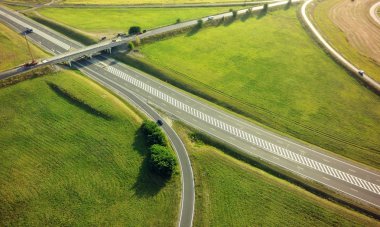 Yeşil alanlar arasında yol kavşağı havadan görünümü