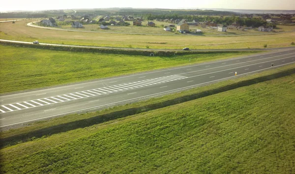 緑のフィールドとの間の道路のジャンクションの航空写真 — ストック写真