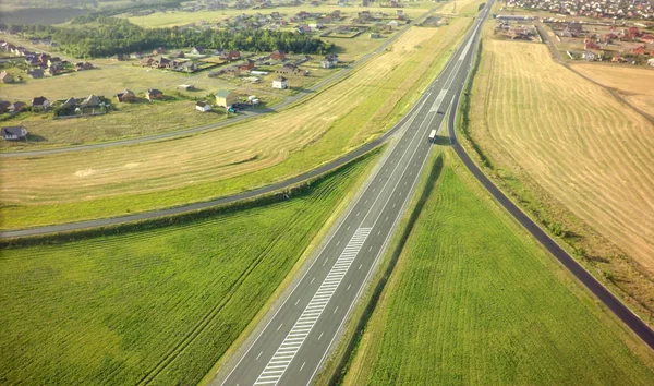 緑のフィールドとの間の道路のジャンクションの航空写真 — ストック写真