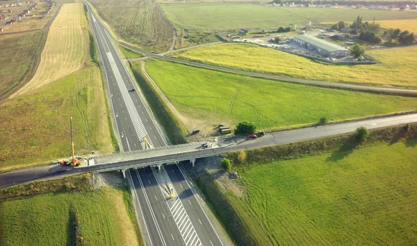 Yeşil alanlar arasında yol kavşağı havadan görünümü