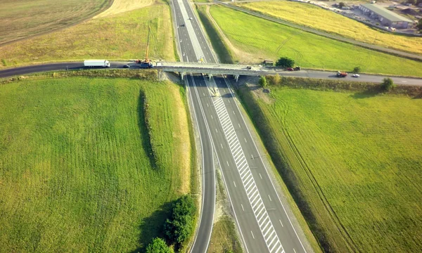 Yeşil alanlar arasında yol kavşağı havadan görünümü