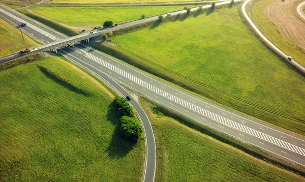Yeşil alanlar arasında yol kavşağı havadan görünümü