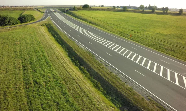 Yeşil alanlar arasında yol kavşağı havadan görünümü