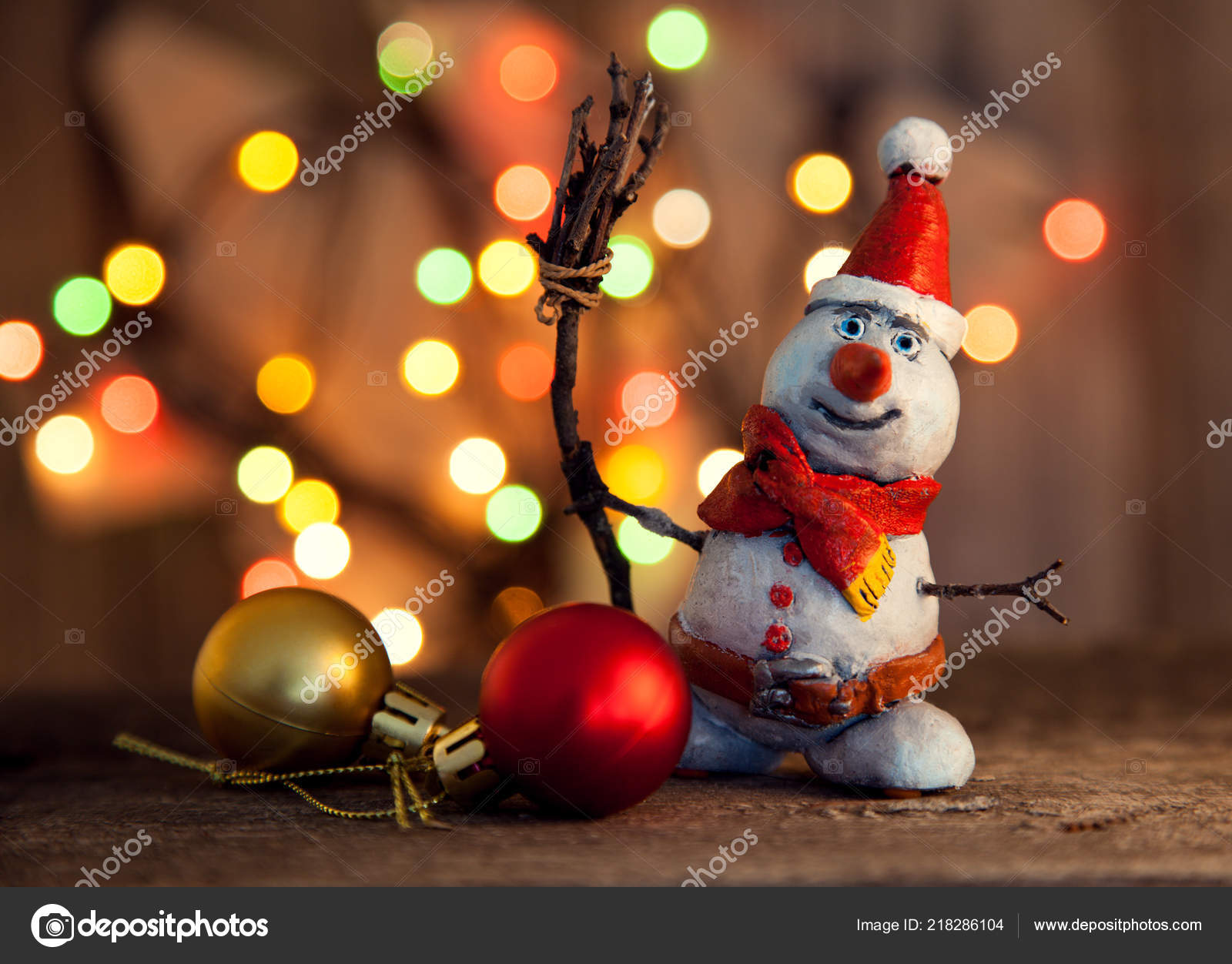 面白いクリスマス雪だるま ガーランド 木製のテーブルの上のおもちゃ ストック写真 C Chepko 面白いクリスマス雪だるま ガーランド 木製のテーブルの上のおもちゃ ストック写真 C Chepko