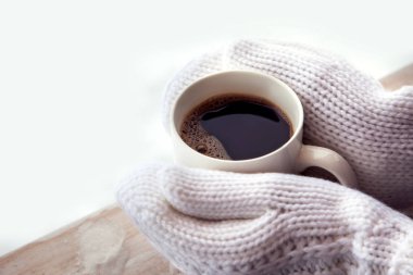 eldiven açık kış Noel arifesinde elinde kahve kupa