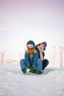 kızak kış açık havada iki mutlu çocuklar