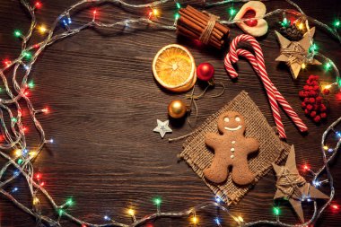 Gingerbread Noel ağacı ve dekorasyon ahşap masa (üstten görünüm üzerinde ışık garland ile)