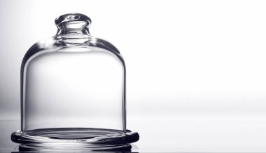 Beyaz arka plan üzerinde korumak için cam kubbe yakından görmek.