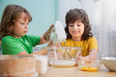 Mutlu aile komik çocuklar hamuru hazırlıyorlar, mutfakta kurabiye pişiriyorlar..