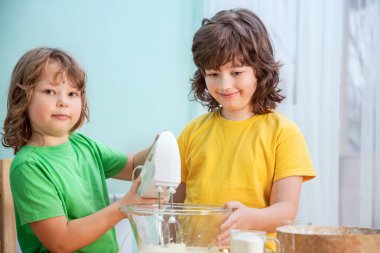 Mutlu aile komik çocuklar hamuru hazırlıyorlar, mutfakta kurabiye pişiriyorlar..