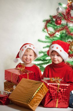 yakın Noel ağacı Noel hediye ile mutlu çocuk