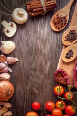 Baharatlar ve sebzeler üzerinde ahşap bir masa yemek pişirmek için.