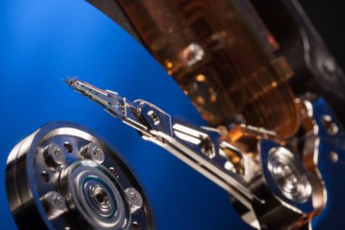 Bilgisayardan sökülmüş sabit disk, ayna efektli hdd, ayna efektli bilgisayar hdd 'inden açılan sabit disk bilgisayar bilgisayarının bir kısmı, dizüstü bilgisayar HDD' si.